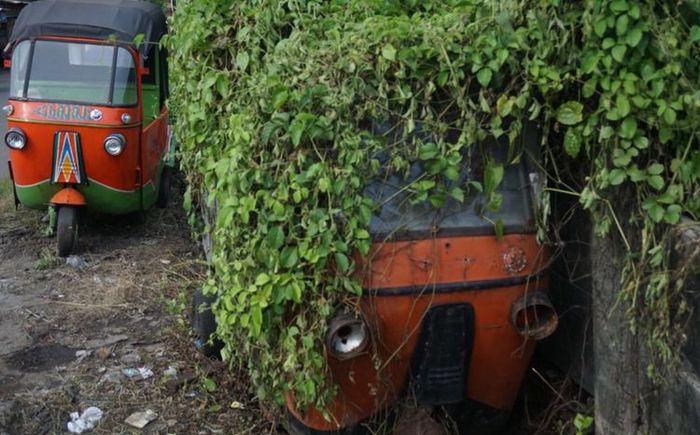 Bajaj oranye dibiarkan pemiliknya karena sudah tidak bisa dihidupkan lagi