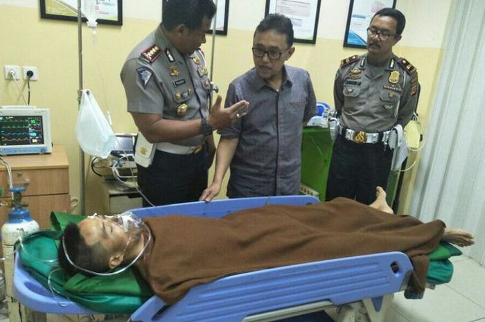 Heri Fitrianto (34) terlihat masih terbaring dalam perawatan di rumah sakit pasca kecelakaan tertabrak sebuah mobil dari belakang saat sedang berlatih sepeda di Tanjakan Emen.(Dok Polres Subang)