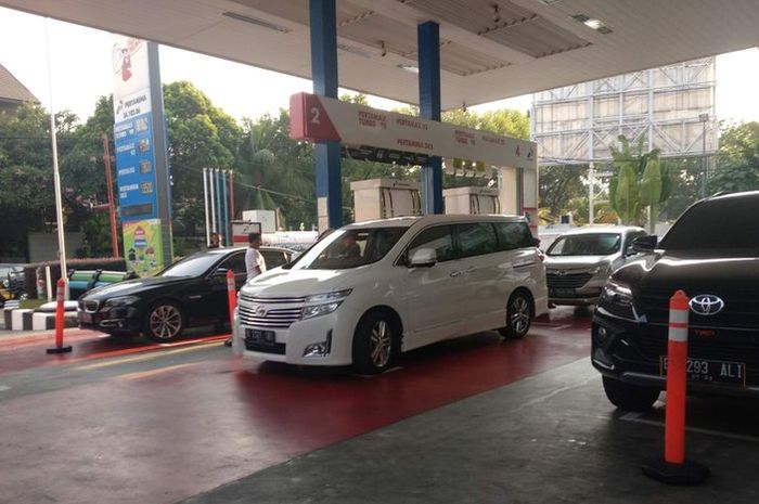 Antrean mobil di SPBU Pertamina 34.102.06 di Jalan Hang Lekir II pada Selasa (2/10/2018)