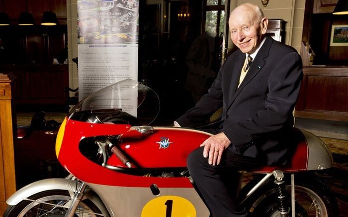 John Surtees di atas motor MV Agusta miliknya