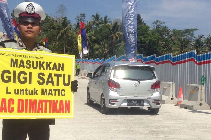 Petugas kepolisian bersiaga di titik jembatan Kali Kenteng di ruas Salatiga-Kartasura, (13/6/2018)