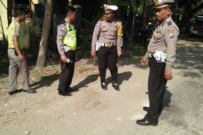 Satlantas Polres Madiun menggelar olah TKP dua sepeda motor yang bertabrakan di ruas jalan jurusan Madiun-Wonoasri, Desa Sendangrejo, Kecamatan Madiun, Kabupaten Madiun, (27/5/2018)