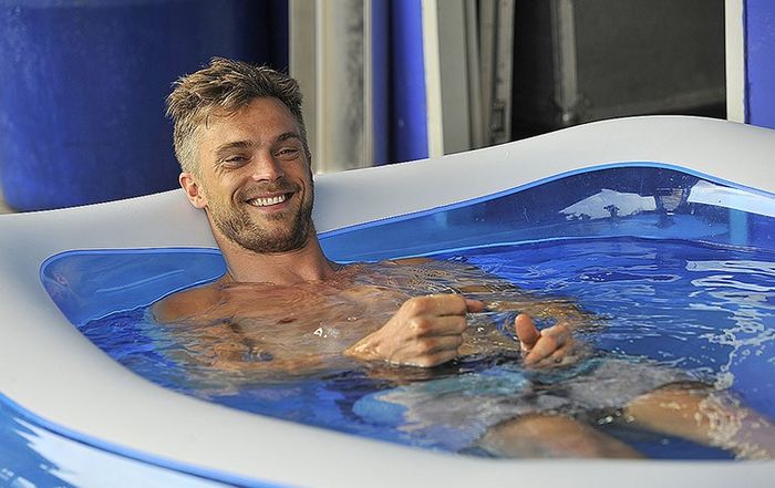 Pembalap Superbike, Leon Camier berendam di  kolam renang karet di paddock 2017 lalu.