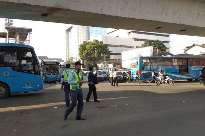 Kemacetan terjadi di simpang Matraman hingga Tambak