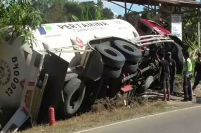 Truk mutan elpiji terguling menghindari tabrakand dengan motor di Mamuju Sulawesi Barat