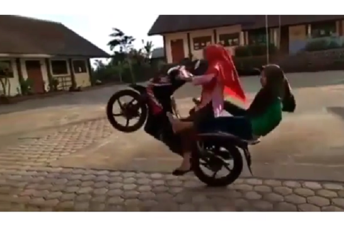 Video viral remaja wanita gagal wheelie