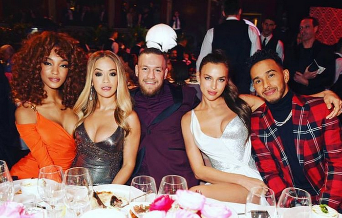 Lewis Hamilton lebih memilih hadir pada acara Fashion Award di Paris ketimbang kumpul bareng dengan para juara dunia F1 di acara FIA Hall of Fame, baru-baru ini