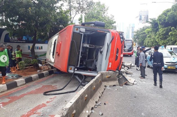 Kecelakaan Bus transJakarta di depan Kantor Dirjen Pajak