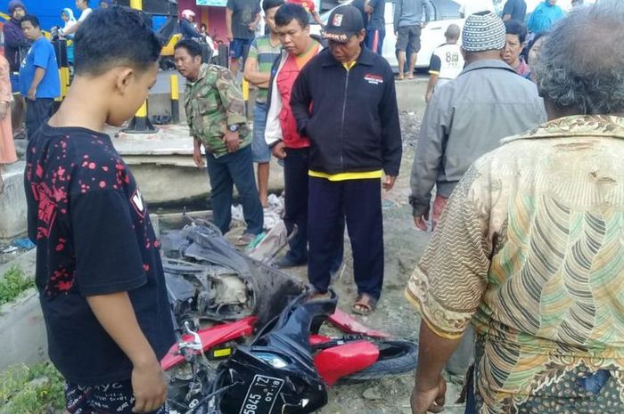 Pengendara motor yang menerobos palang pintu perlintasan di Desa Kuwaron, Kecamatan Gubug ditabrak kereta api jurusan Jakarta-Surabaya