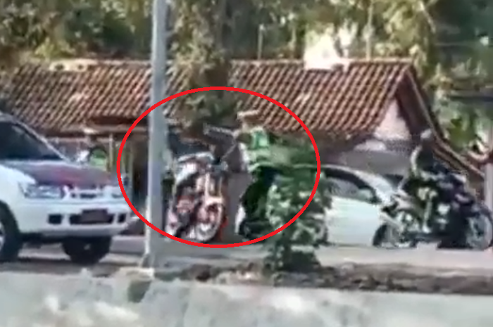 Pengendara Yamaha RX-King menerobos kepungan polisi