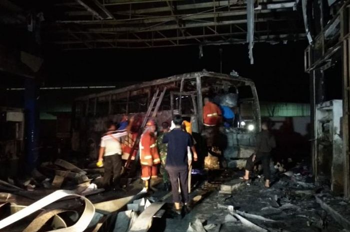 SPBU di Jember Jawa Timur ludes terbakar setelah ditabrak bus