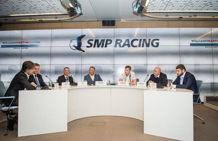 Sergey Sirotkin (ketiga dari kiri) dan pihak SMP Racing saat konferensi pers beberapa hari lalu