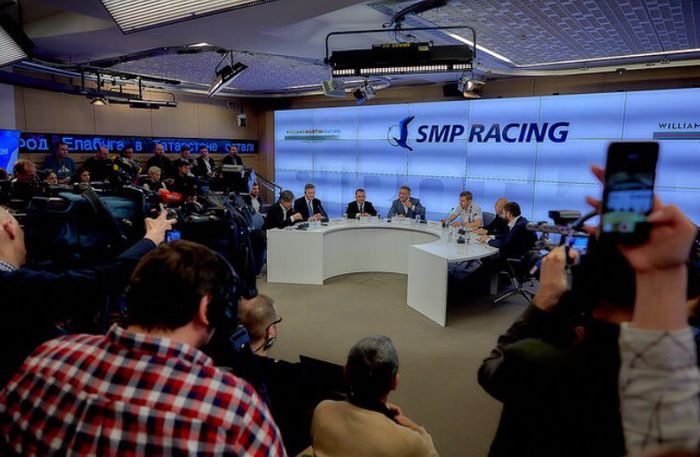 Sergey Sirotkin yang didukung SMP Racing mengadakan jumpa pers di Moskow, ibu kota Rusia hari Jumat (19/1/2018)