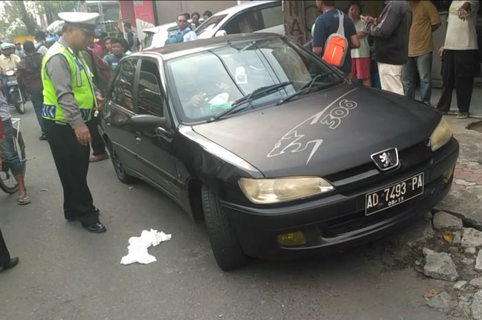 Mobil Peugeot 306 mendadak berhenti di tengah jalan, Senin (23/4/2018)