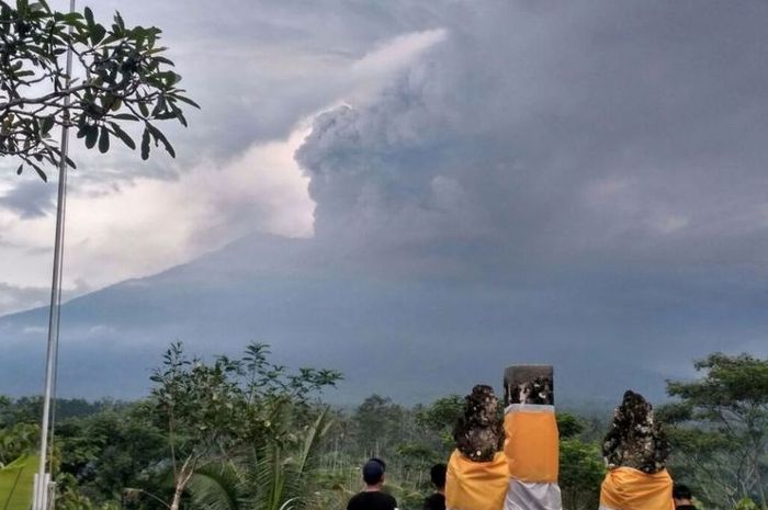 Gunung Agung di Bali dinaikkan statusnya menjadi Siaga (27/11)