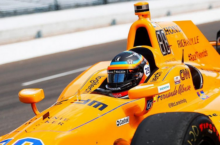 Ini corak helm yang dipakai Fernando Alonso saat balap Indy 500 Mei lalu, dengan nomor #29 di samping helm