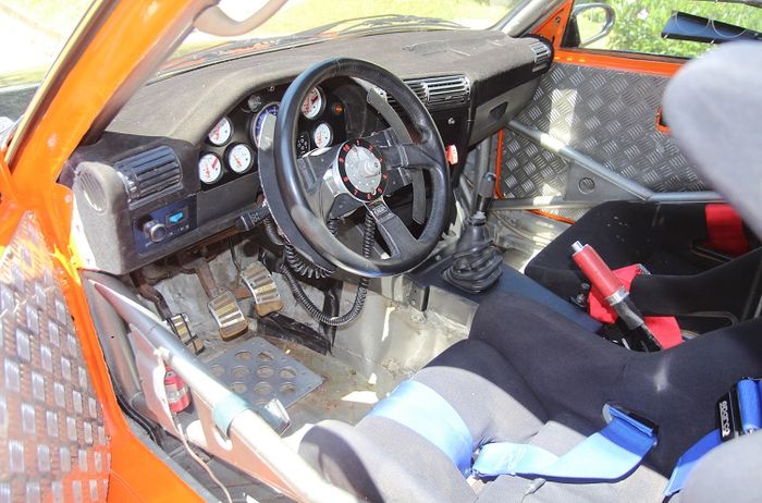 Interior terondol untuk pangkas bobot