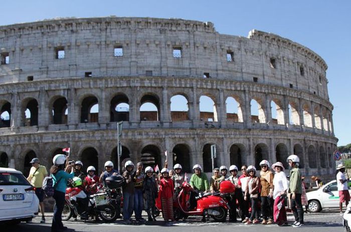 Konvoi berhenti di Colosseum