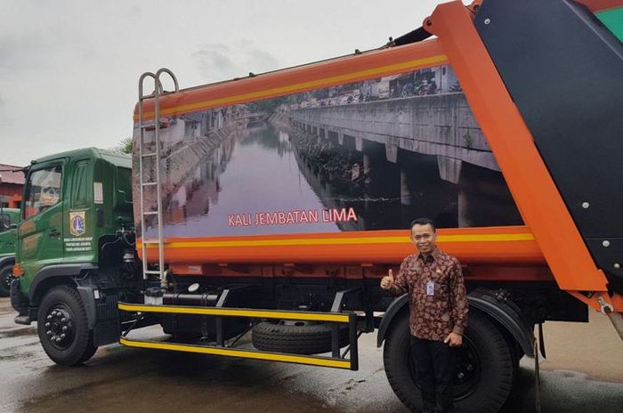 Truk sampah compactor yang baru saja dibeli oleh Pemerintah Provinsi DKI Jakarta