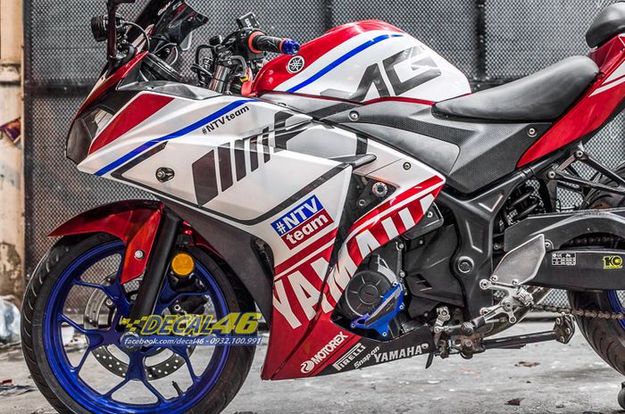 Desain warna merah dan putih mirip MV Agusta tampak apik di badan Yamaha R3