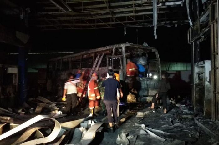 SPBU di Jember Jawa Timur ludes terbakar setelah ditabrak bus