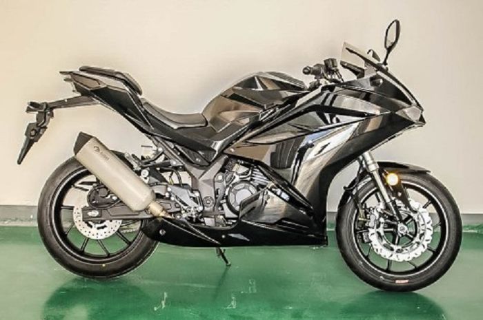 Bukan Honda CBR250RR Tapi  Feely Phantom