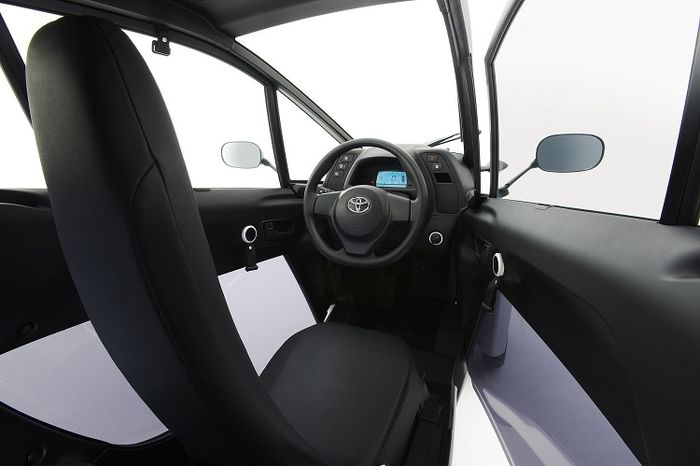 Toyota i-Road tak dibekali AC, sebagai gantinya terdapat penghangat kaca depan untuk meminimalisir embun akibat hujan maupun salju
