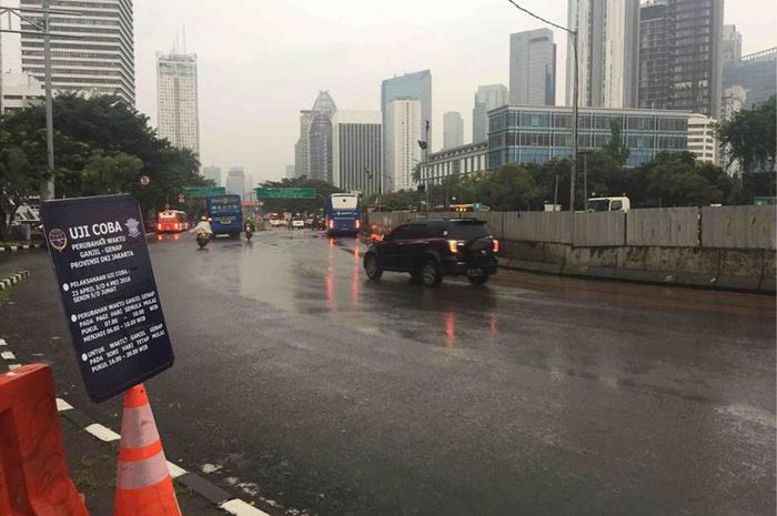 Uji coba percepatan waktu pembatasan berdasarkan pelat nomor ganjil-genap di ruas Jalan Sudirman-MH 