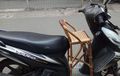 Meski Nyaman Buat Anak, Ini Bahayanya Pasang Jok Rotan di Motor Matik