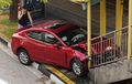 Brak! Gara-gara Kecoa, Mobil Ini Tabrak Tangga Jembatan