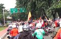 Dari Tak Pakai Helm, Bonceng Tiga, Hingga Ratusan Motor Masuk Jalur Cepat Saat Konvoi Jakmania. Bagaimana Pendapatmu?