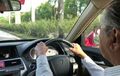 Viral Kakek Berusia 92 Tahun Yang Menyopir Mobil Sendiri, Ternyata Orang Penting di Malaysia