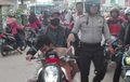 Aksi Jambret Gagal Kabur Gara-gara Motornya Dihalangi Mobil, Satu Pelaku Dihajar Massa