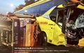 Truk VS Bus di Tol Pasar Rebo, Bagian Depan Hancur, Truk Bersandar di Aspal