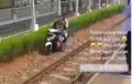Waduh Pemotor Ngaku Tersesat, Bukan Lewat Jalan Aspal Tapi di Jalur Rel Kereta Api