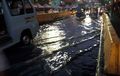 Hati-hati! Tidak Ada Hujan, Jalan Jatibaru di Tanah Abang, Jakarta, Tergenang