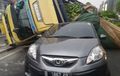 Sopir Gak Konsentrasi, Truk Muatan Pisang Seberat 6,5 Ton Timpa Bokong Honda Brio