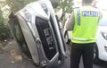 Nahas, Gara-gara Sandal Jepit, Daihatsu Sigra Terguling di Surabaya