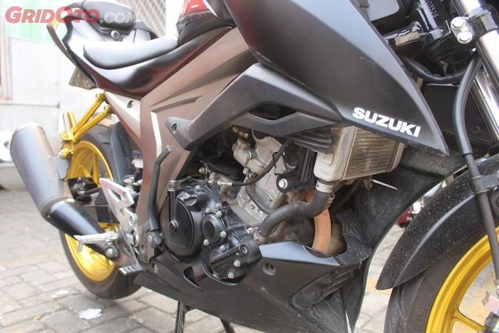 Pada dasarnya ini fairing ini hanya menutupi kekososangan antaran shroud dan under cowl