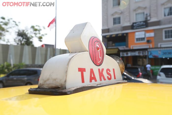 &lsquo;Mahkota&rsquo; atau roof sign light, ciri khas taksi yang harus ada 