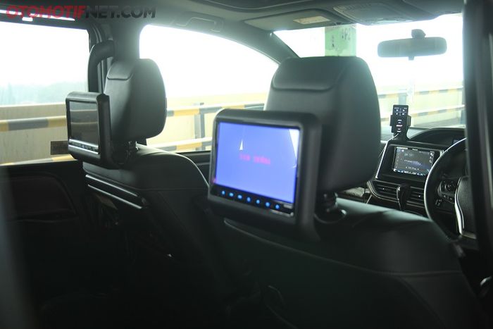 Head rest monitor untuk hiburan anak-anak di jok belakang