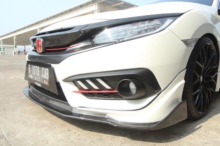 ril carbon menggantikan gril chrome aslinya