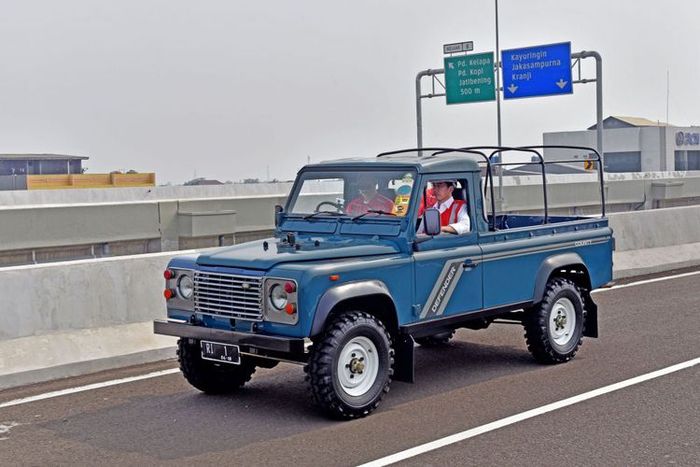Presiden Jokowi menumpang Land Rover Defender County 110 pick up.