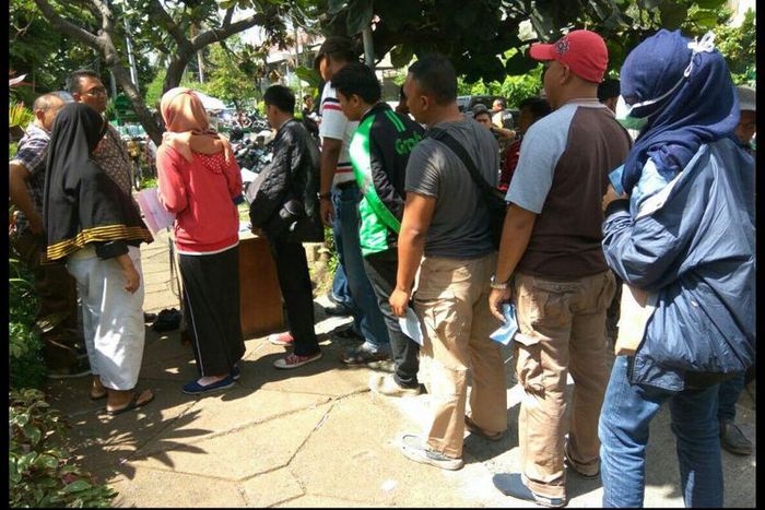 Antrean sidang tilang yang dipadang diatas trotoar Kejaksaan Negeri Jakarta Pusat