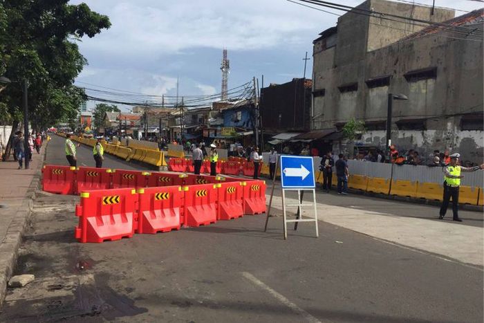 Rekayasa lalu lintas di depan stasiun Tanah Abang