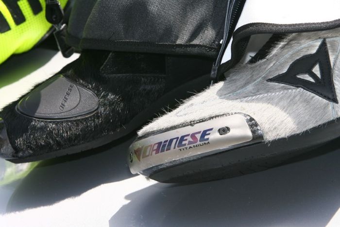 Sepatu yang dikenakan Valentino Rossi di tes Sepang 2007