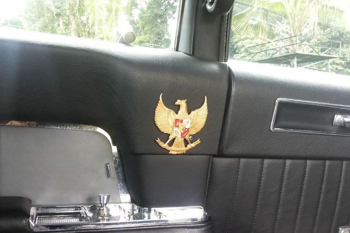 Logo Burung Garuda tertempel di konsol pintu samping 