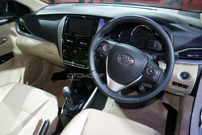 Toyota Yaris sedan di Delhi Auto Expo