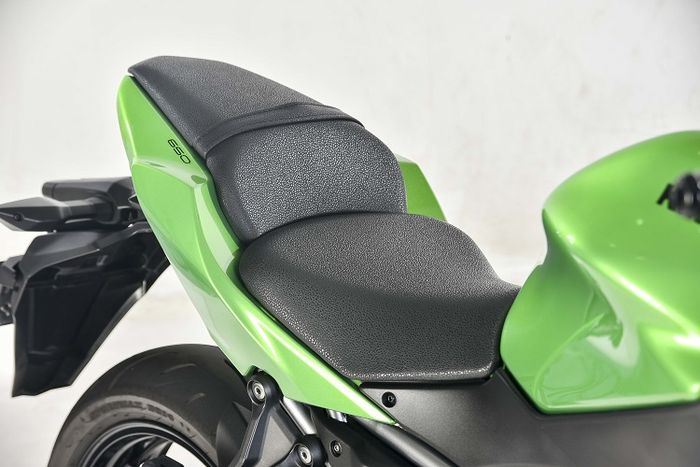 Tangki dan joknya sempit, enak dan pas dijepit paha