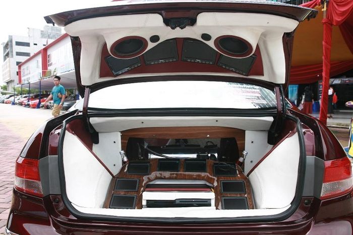 Audio memenuhi bagasi